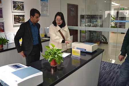 Canadian customers come to our company to discuss cooperation